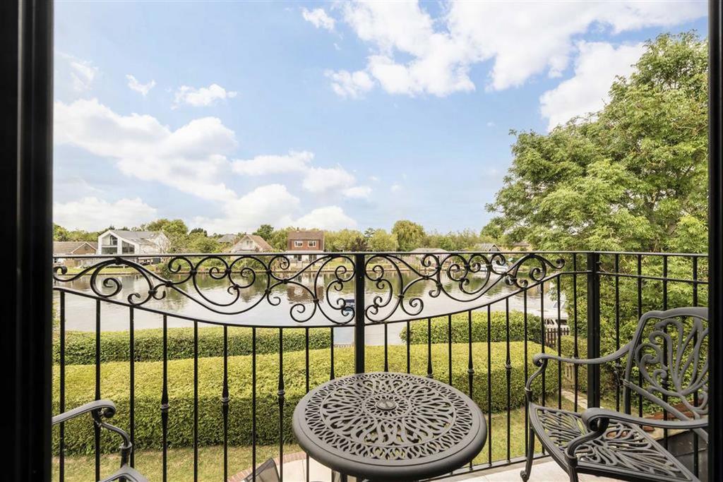 Riverside, Egham TW20 4 bed house for sale - £1,075,000