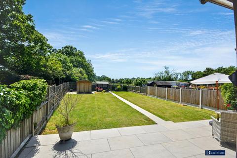 4 bedroom semi-detached house for sale, Prospect Road, Hornchurch, RM11