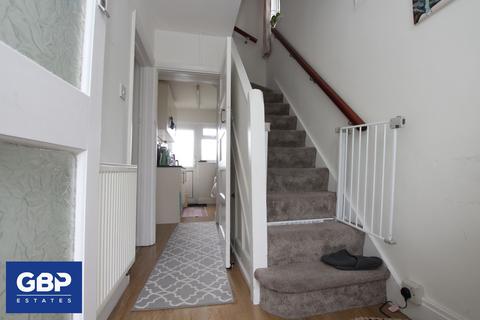 3 bedroom semi-detached house to rent, Lowshoe Lane, Romford, RM5