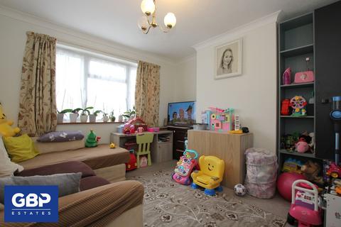 3 bedroom semi-detached house to rent, Lowshoe Lane, Romford, RM5