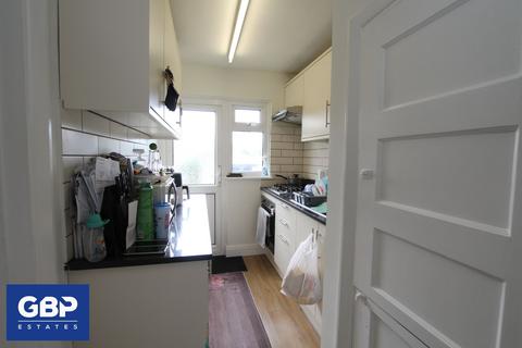 3 bedroom semi-detached house to rent, Lowshoe Lane, Romford, RM5
