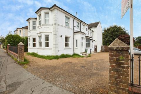 2 bedroom flat for sale, Moat Road, East Grinstead