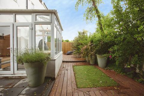 2 bedroom flat for sale, Moat Road, East Grinstead