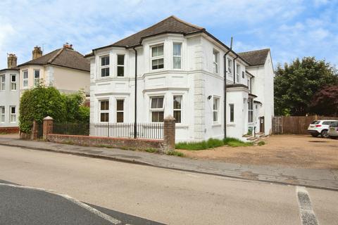 2 bedroom flat for sale, Moat Road, East Grinstead