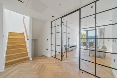 2 bedroom flat to rent, Cluny Mews London SW5
