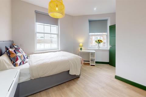 1 bedroom in a house share to rent, Clapham High Street, London SW4