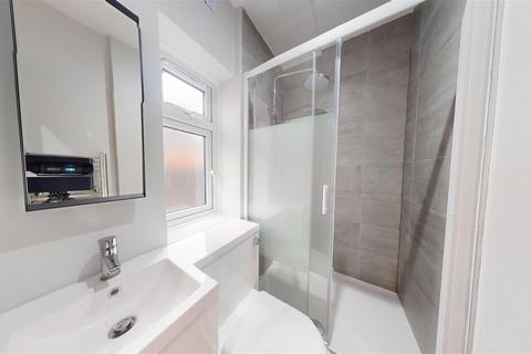 1 bedroom in a house share to rent, Clapham High Street, London SW4