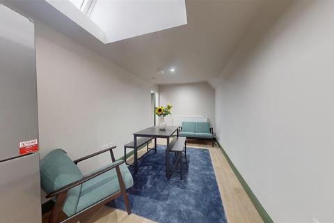 1 bedroom in a house share to rent, Clapham High Street, London SW4