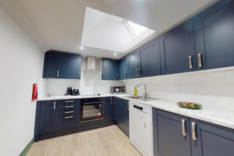 1 bedroom in a house share to rent, Clapham High Street, London SW4