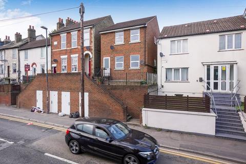 2 bedroom apartment to rent, Luton Road, Chatham