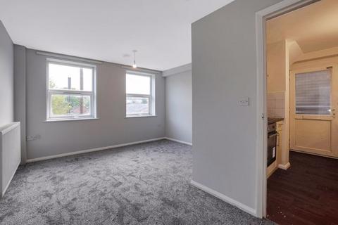 2 bedroom apartment to rent, Luton Road, Chatham
