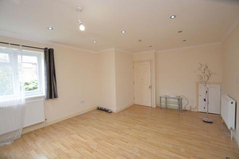 3 bedroom semi-detached house to rent, Spinney, Slough