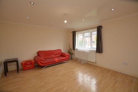 3 bedroom semi-detached house to rent, Spinney, Slough