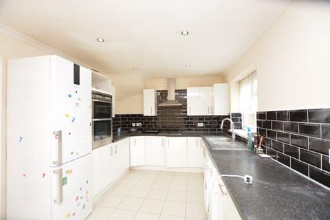 3 bedroom semi-detached house to rent, Spinney, Slough