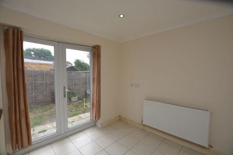 3 bedroom semi-detached house to rent, Spinney, Slough