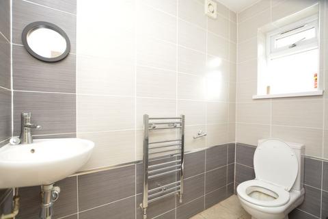 3 bedroom semi-detached house to rent, Spinney, Slough