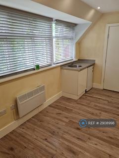 Studio to rent, Thornton Avenue, London, UB7