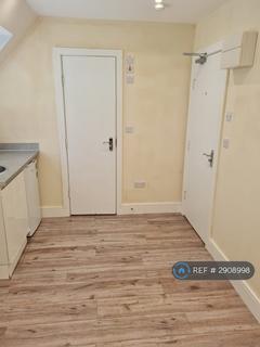 Studio to rent, Thornton Avenue, London, UB7