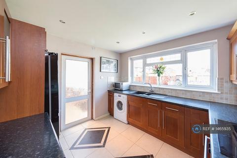 3 bedroom end of terrace house to rent, Boxoll Road, Dagenham, RM9