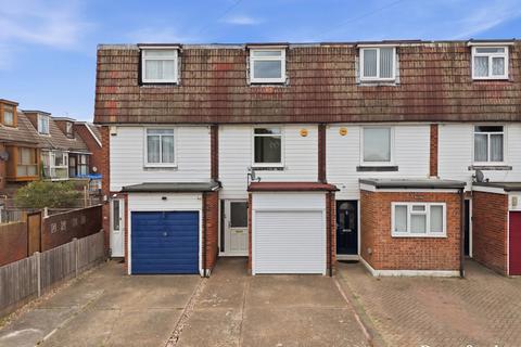 Queens Park Road, Romford, RM3