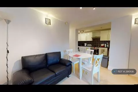 3 bedroom flat to rent, Leeds