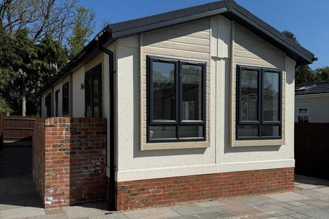 2 bedroom park home for sale, Romsey, Hampshire, SO51
