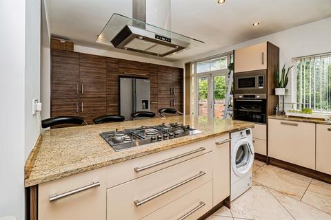 5 bedroom detached bungalow for sale, Sussex Place, SLOUGH