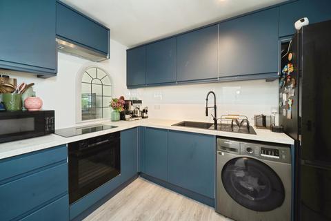 2 bedroom flat for sale, Staines Road West, Sunbury-on-Thames, TW16