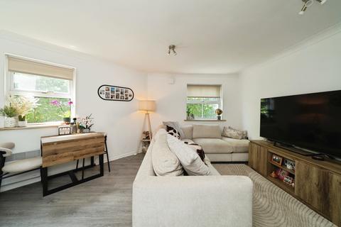 2 bedroom flat for sale, Staines Road West, Sunbury-on-Thames, TW16