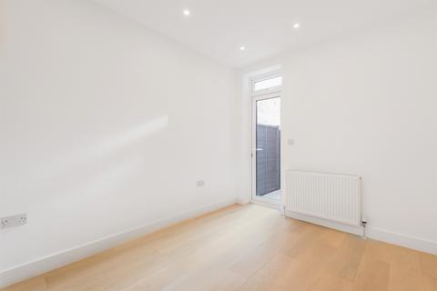 2 bedroom flat for sale, Darwin Road, London