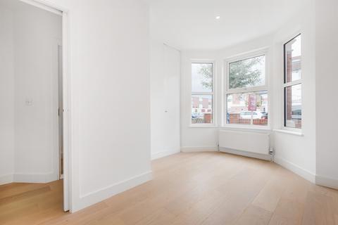 2 bedroom flat for sale, Darwin Road, London