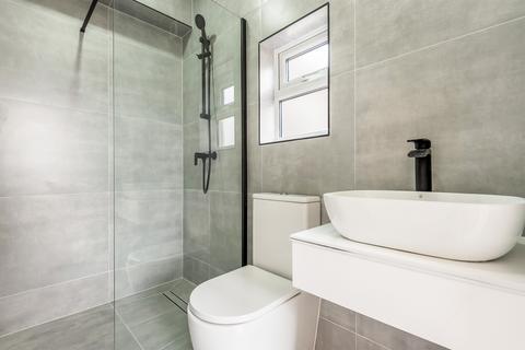 2 bedroom flat for sale, Darwin Road, London