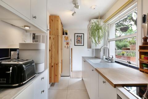2 bedroom flat for sale, Eastlake Road, London, SE5