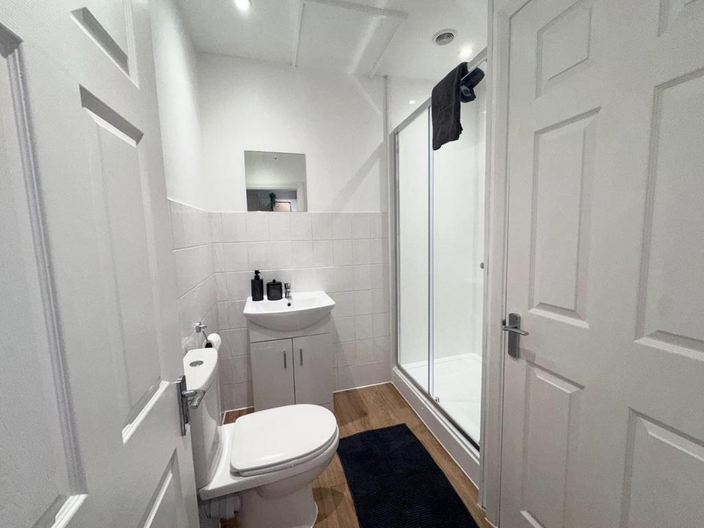 Apartment in New Malden - View 5