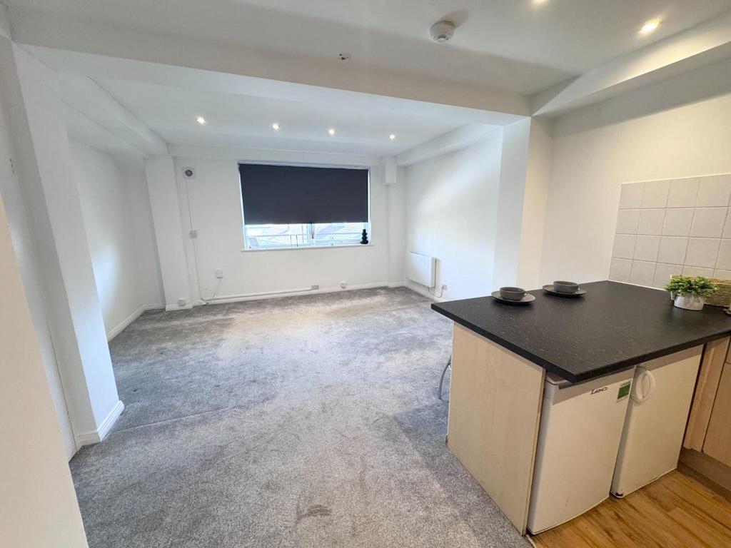 Apartment in New Malden - More