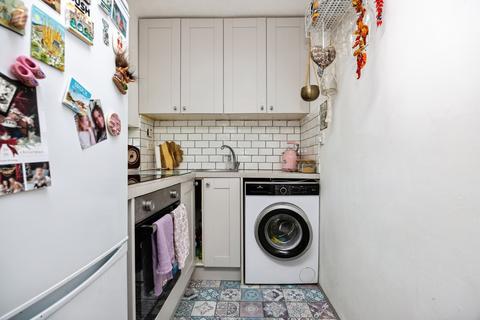 1 bedroom flat for sale, Colburn Crescent, GUILDFORD, Surrey, GU4