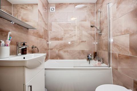 1 bedroom flat for sale, Colburn Crescent, GUILDFORD, Surrey, GU4