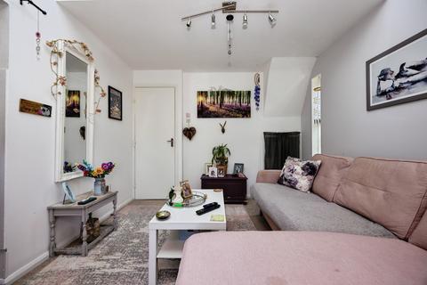 1 bedroom flat for sale, Colburn Crescent, GUILDFORD, Surrey, GU4