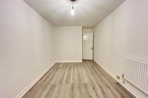 2 bedroom flat to rent, Barn Mead, Harlow
