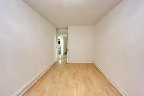 2 bedroom flat to rent, Barn Mead, Harlow