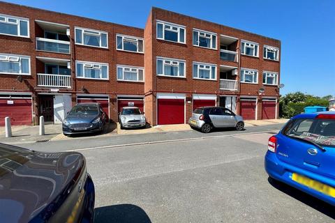 2 bedroom flat to rent, Barn Mead, Harlow