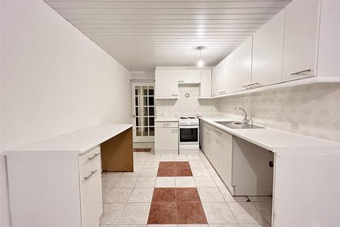 2 bedroom flat to rent, Barn Mead, Harlow