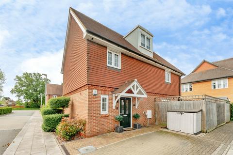 4 bedroom detached house for sale, Littlefield Close, HORLEY