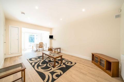 3 bedroom bungalow to rent, Ingram Road, Thornton Heath CR7