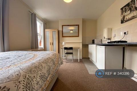 1 bedroom in a house share to rent, Bedford Road, Reading, RG1