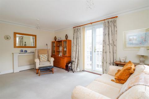 2 bedroom flat for sale, Potters Place, Horsham