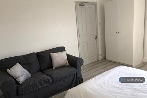 1 bedroom in a house share to rent, Dolphin Road, Slough, SL1