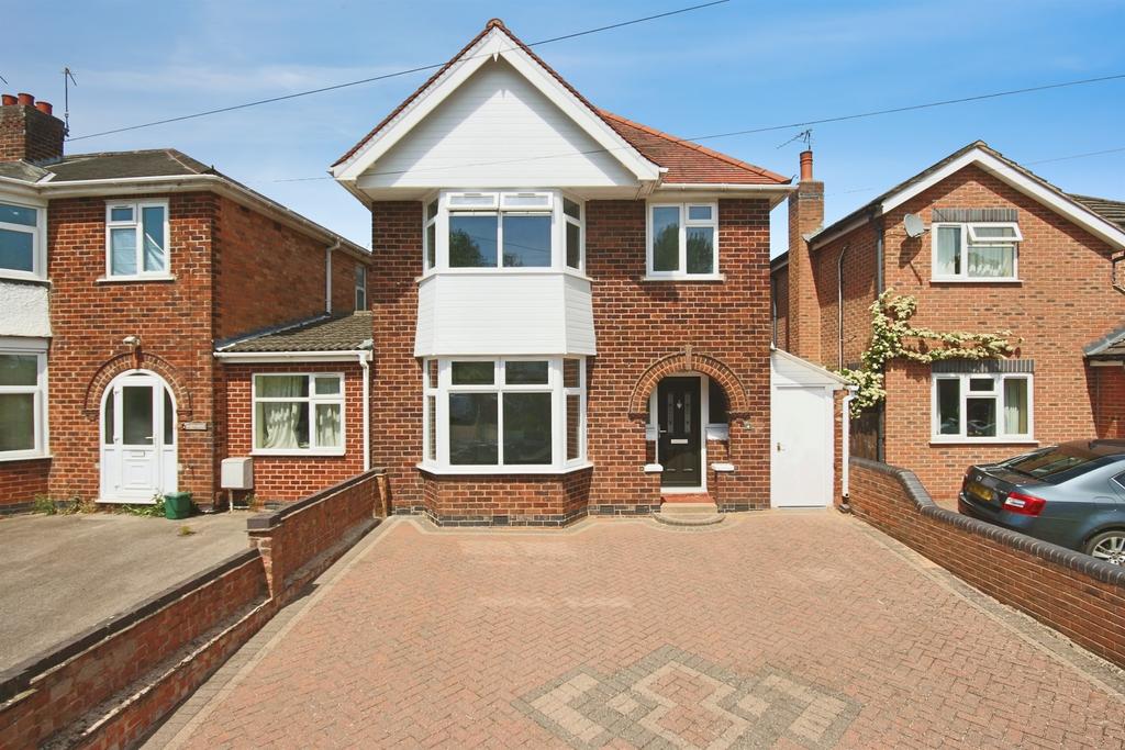 3 bedroom link detached house for sale