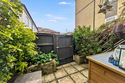 2 bedroom flat for sale, George Street, Ryde, PO33 2FE