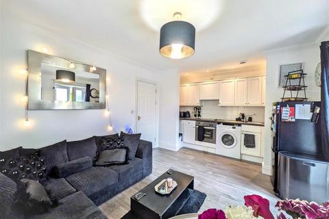2 bedroom flat for sale, George Street, Ryde, PO33 2FE